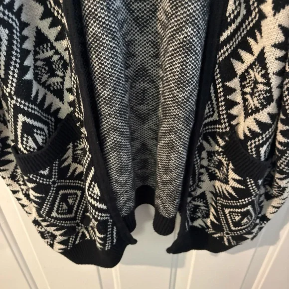 Forever 21 Monochrome Knit Cardigan Boho Aztec - Picture 4 of 13